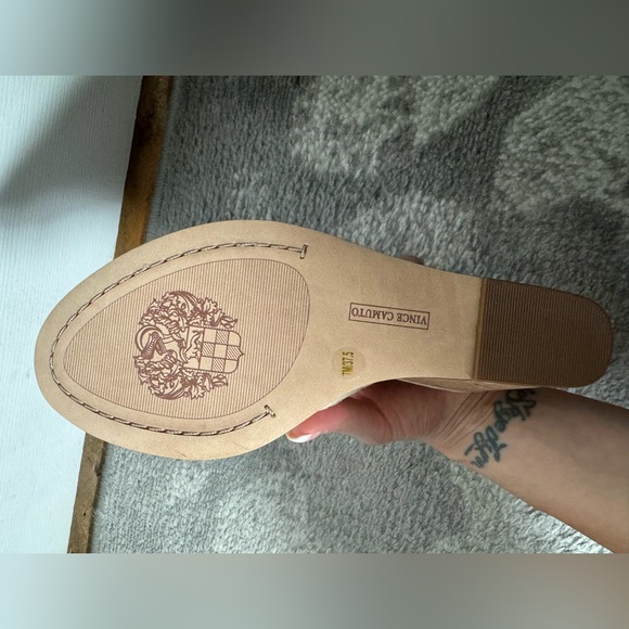 NWT - Vince Camuto wedges - creamy white - Picture 5 of 6